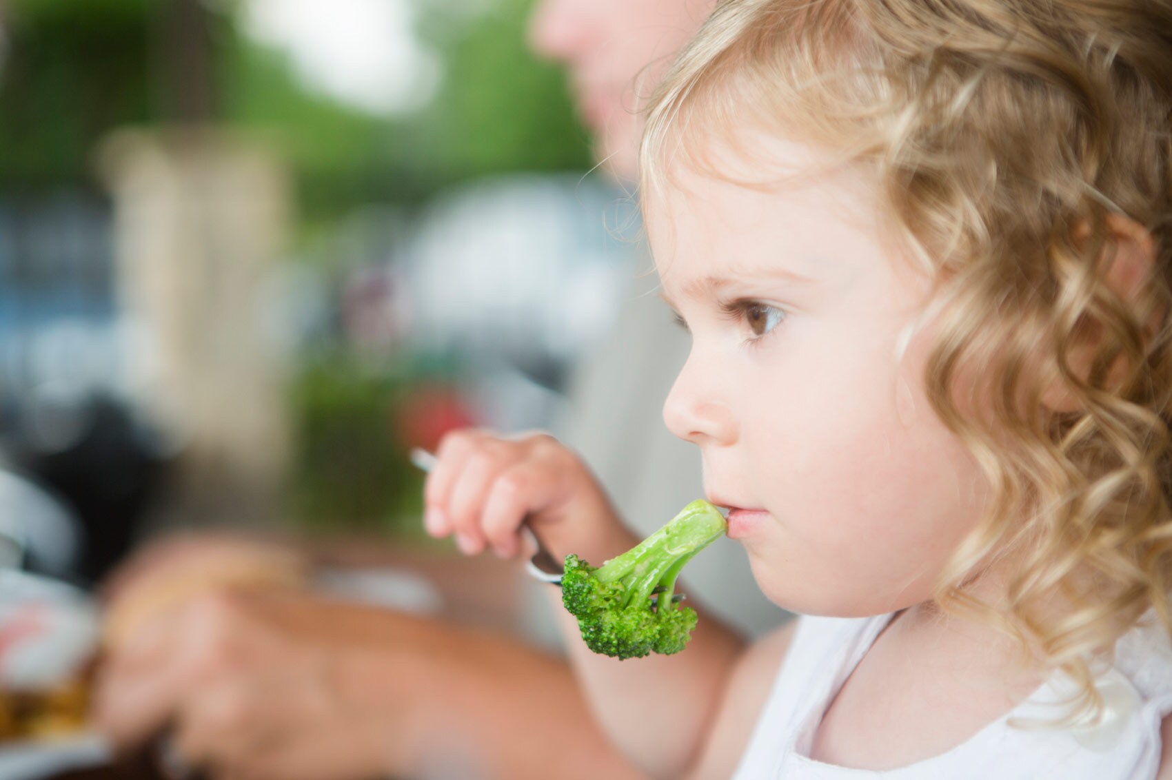 girl_eating_broccoli.jpg?h=1132&w=1700