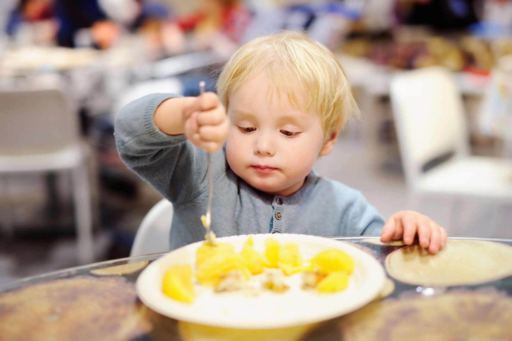 toddler_boy_eating.jpg?h=1132&w=1700
