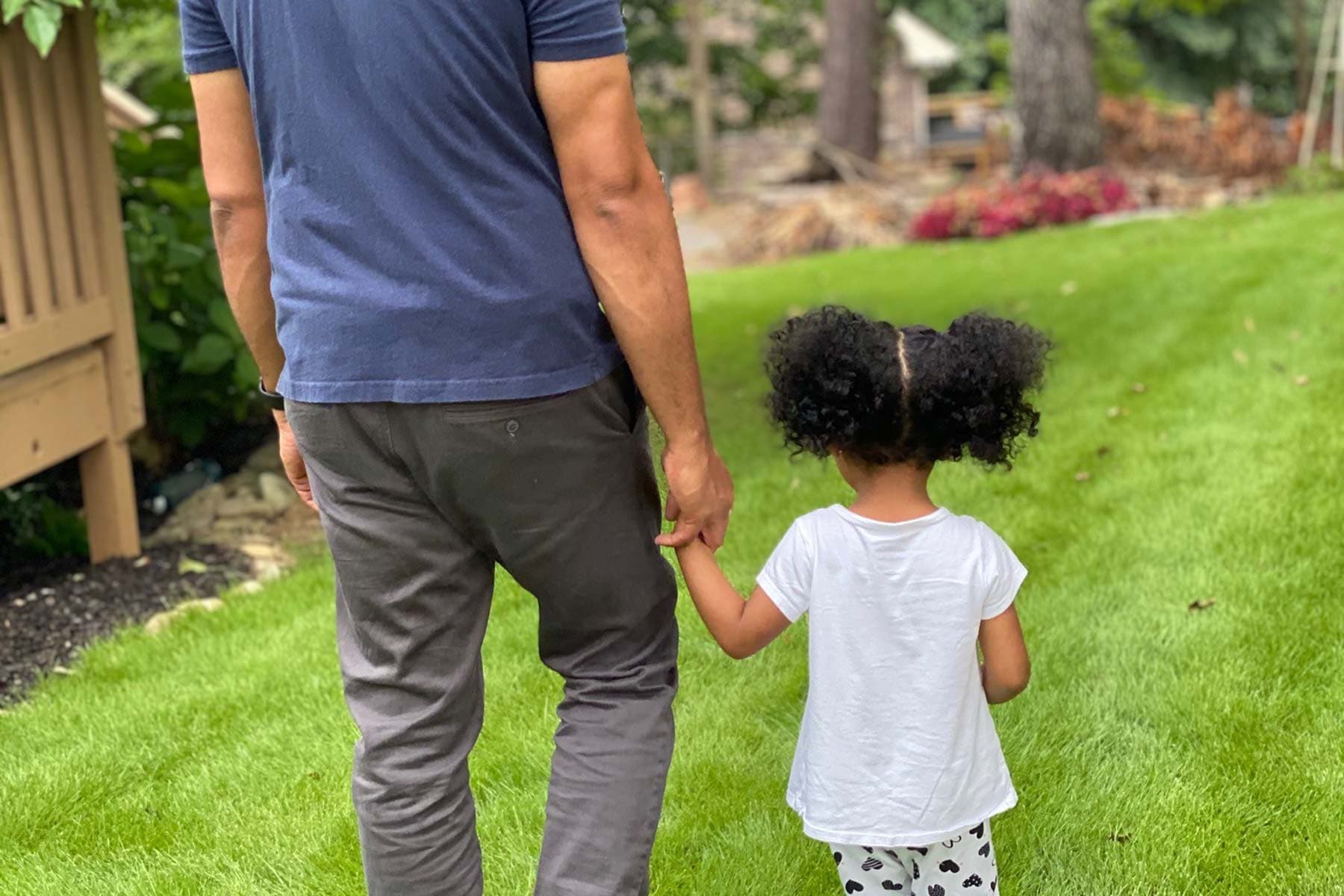 padre e hija paseando por el patio