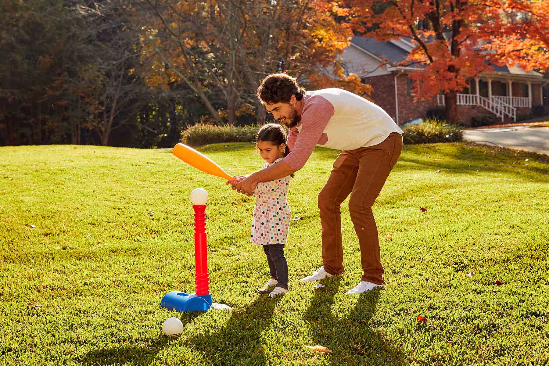 3 year old hitting off tee in yard