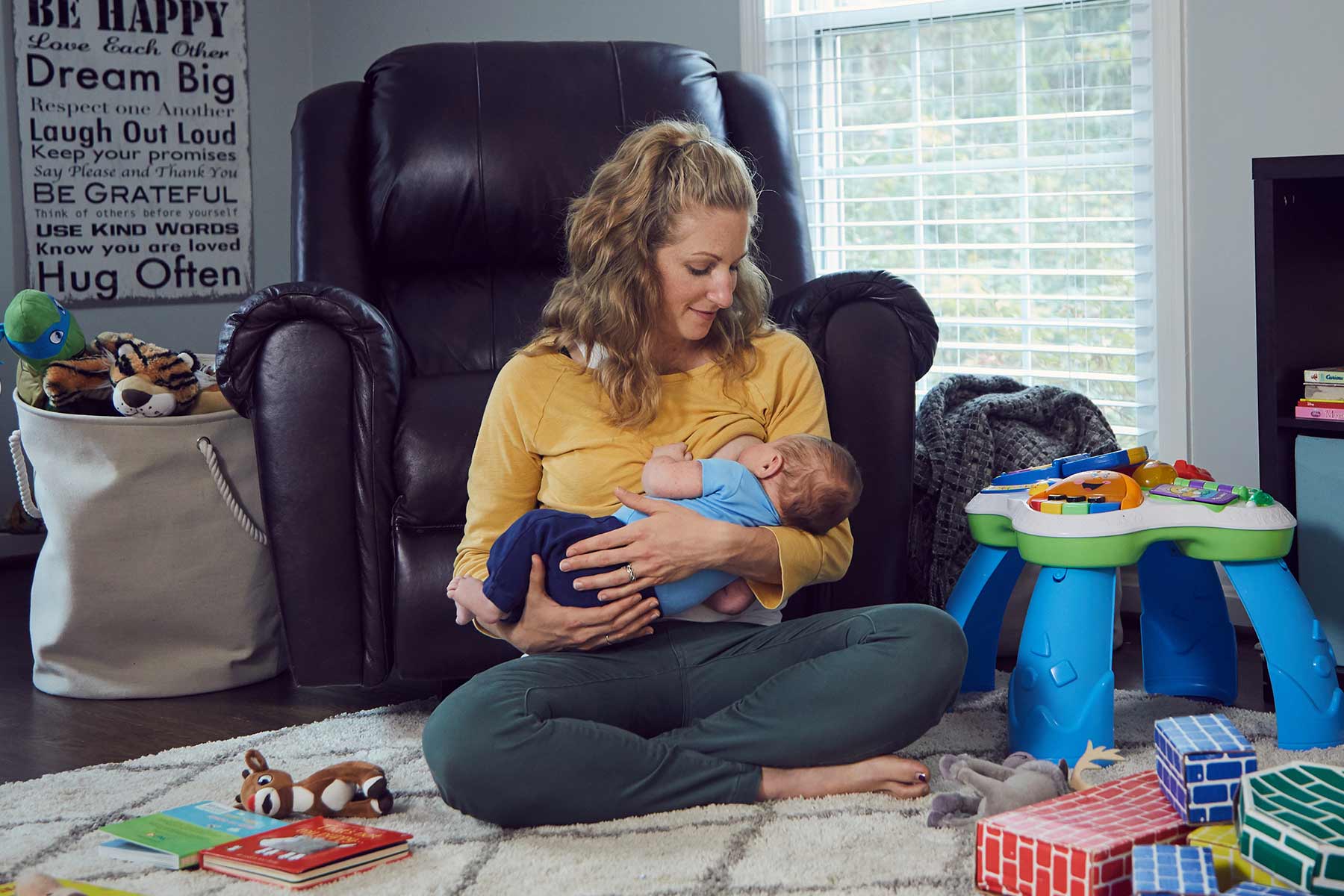 mom nursing newborn