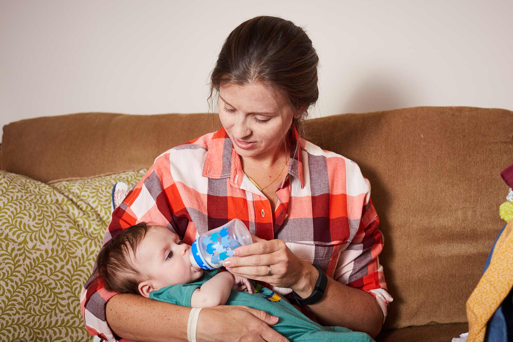 mom properly bottle feeding