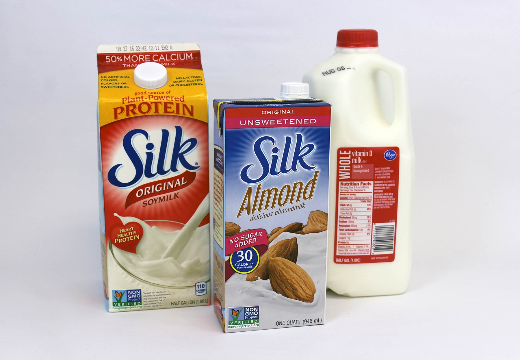 Envases de leche–de vaca, de almendra y de soya. 