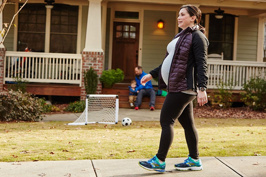 mom walking while dad and son watch