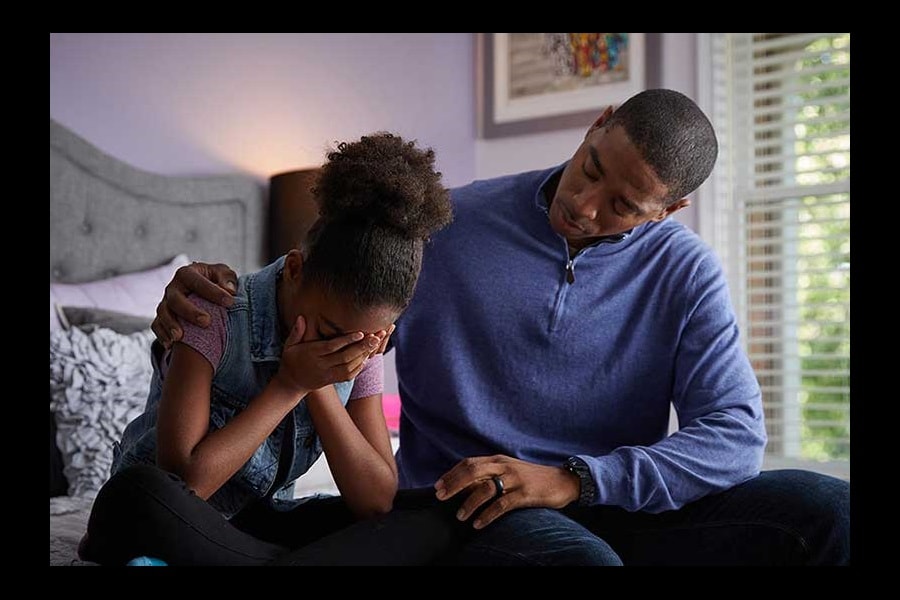 dad comforting crying daughter