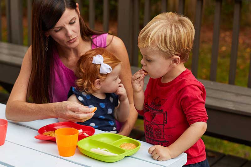 toddlers eating healthy snacks