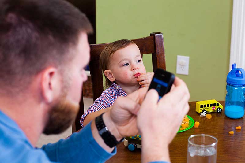 Papá en la mesa con un niño pequeño