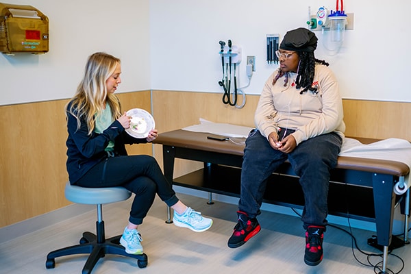Registered dietitian in the Strong4Life Clinic counseling a patient on the balanced plate