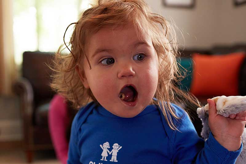 toddler eating toasted oats