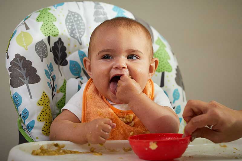 Bebé comiendo con los dedos