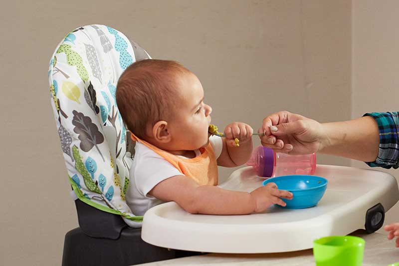 baby grabbing spoon