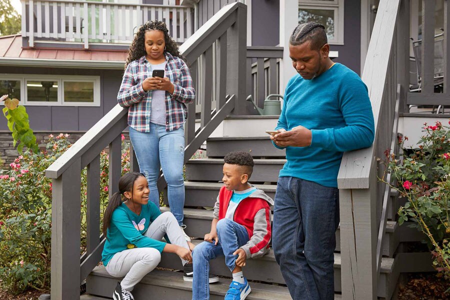 parents using phones around their kids