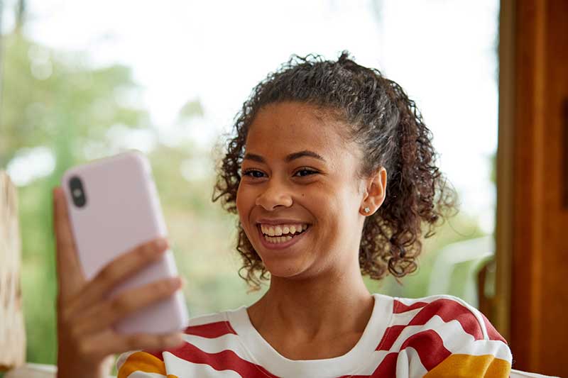 girl taking selfie